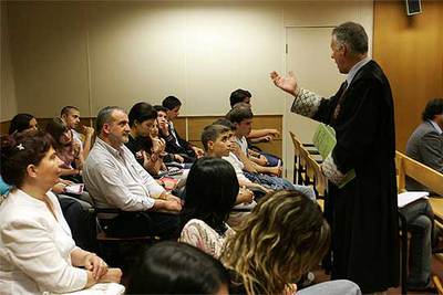 Un grupo de estudiantes asiste a las explicaciones de uno de los jueces de la Audiencia Provincial de Madrid.
