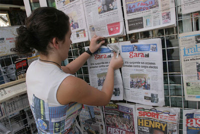 Un quiosco del centro de San Sebastián con ejemplares de  Gara , en cuya portada destaca el comunicado de ETA.