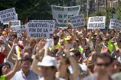 Manifestación de apoyo a los taxistas en huelga, ayer, en el centro de Pamplona.