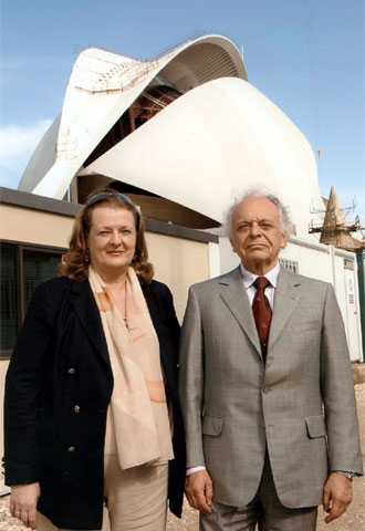 Helga Schmidt y Lorin Maazel, frente al Palau de les Arts.