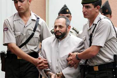 Un grupo de policías conduce a Matin Kaplan, el  Califa de Colonia,  ante un tribunal de Estambul.