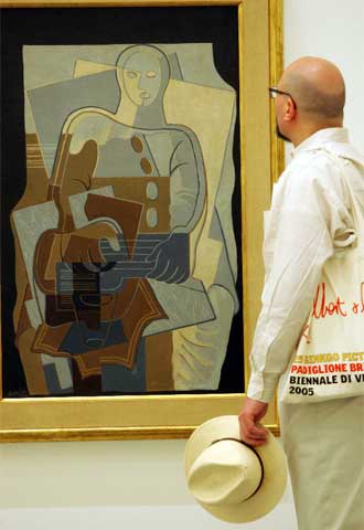 Un visitante ante el cuadro  Pierrot con guitarra  (1922), de Juan Gris.