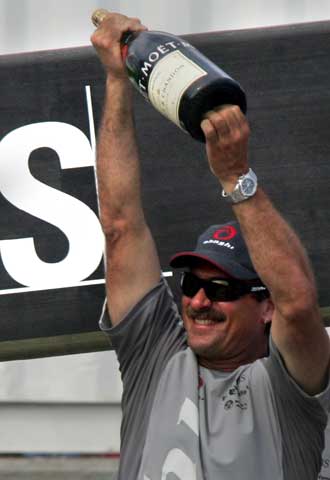 Peter Holmberg celebra el triunfo del  Alinghi  en Valencia.