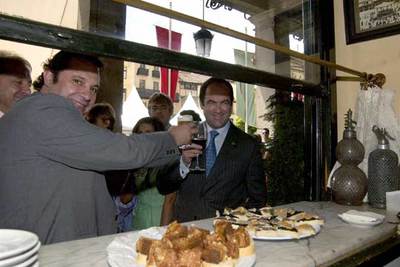 El ministro Bono, a la derecha, y el alcalde de Segovia, Pedro Arahuetes, ayer tras firmar un convenio urbanístico.