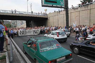 Los vecinos protestan por la 'narcosala' de Vall d'Hebron
