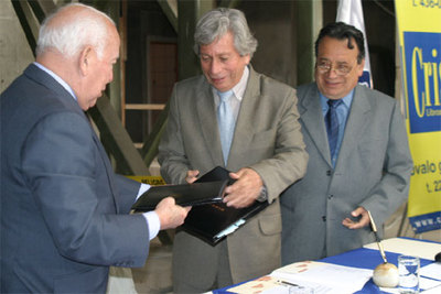 Jesús de Polanco, presidente del Grupo PRISA; Javier Sota Nadal, ministro de Educación de Perú, y Sinesio López, director de la Biblioteca Nacional de Perú, durante la firma del convenio de colaboración con la BNP.