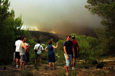Vecinos de L'Olleria observaban ayer el avance de un frente de llamas procedente de Xàtiva.