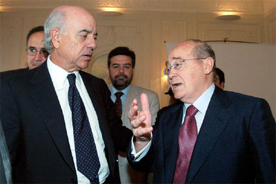 El presidente del BBVA, Francisco González (izquierda), conversa con José María Cuevas en Santander.