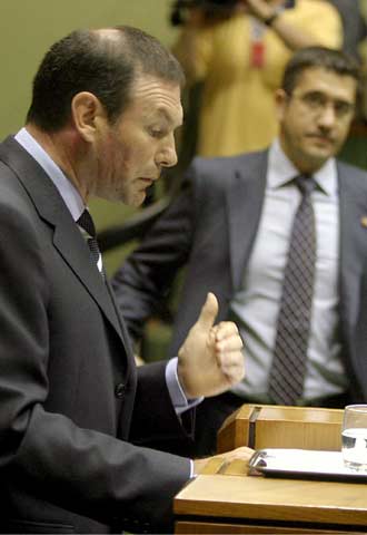 El candidato del PNV a  lehendakari , Juan José Ibarretxe, en primer término, y su rival del PSE, Patxi López.