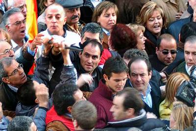 El ministro de Defensa, José Bono, en la manifestación de la AVT en la que resultó agredidornrn.