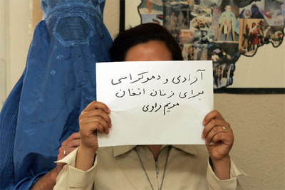 Marian tapa su rostro con un cartel en persa: 