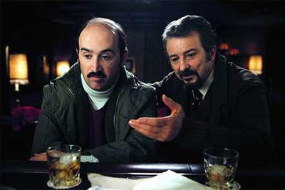 Javier Cámara y Juan Diego, en un fotograma de  Torremolinos 73. 