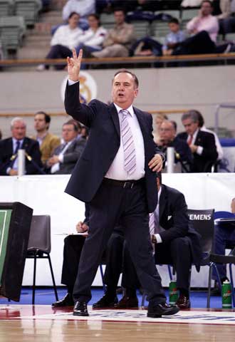Maljovic da instrucciones a sus jugadores en un partido del Madrid.