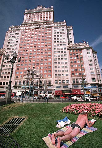 Vista frontal del Edificio España en la Gran Vía de Madrid.