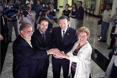 De izquierda a derecha, el coordinador de EB, Javier Madrazo; el líder del PNV, Josu Jon Imaz; el  lehendakari,  Juan José Ibarretxe, y la presidenta de EA, Begoña Errazti, en los pasillos del Parlamento vasco celebrando el resultado de la votación.
