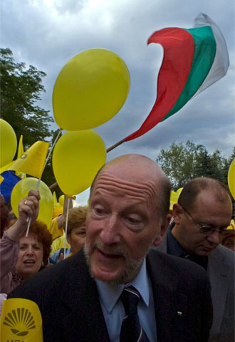 Simeón Sajonia-Coburgo, entre seguidores de su partido, ayer en Sofía.