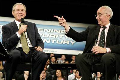 El actor Ben Stein bromea con Bush, ayer en un colegio del Estado de Maryland.