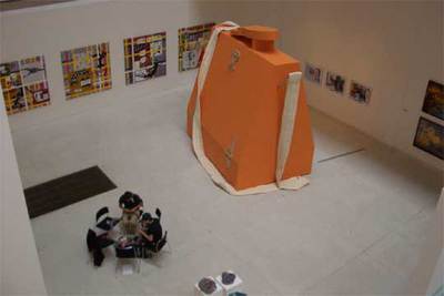 Vista general de la selección de obras de Paco Barragán en la BIACP, titulada 'nEUclear reactions'.