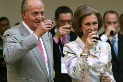 Los reyes brindan antes de la ceremonia. Tras ellos, el alcalde de Madrid, Alberto Ruiz Gallardón.