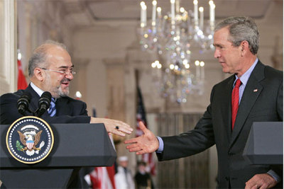El presidente de EE UU, George W. Bush, saluda al primer ministro iraquí, Ibrahim al Yafari, en la Casa Blanca.