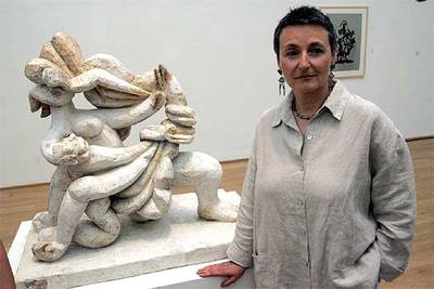 Lolya Lipchtiz, hija del escultor, posa junto a  Agar en el desierto  o  Agar III  (1949-1957), una de las piezas en yeso presentes en la muestra.