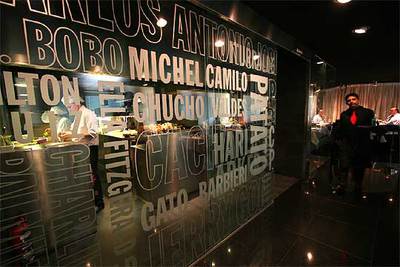 La cocina del restaurante Calle 54, tras una gran cristalera.