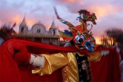 Uno de los fantásticos disfraces, fabricados por los propios danzantes, en las fiestas de La Tirana (norte de Chile).