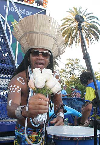 Carlinhos Brown reúne a 200.000 personas en Sevilla