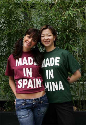 Una chica española y una china enseñan dos camisetas, símbolo del enfrentamiento comercial en el sector textil.