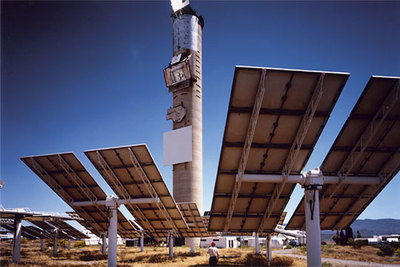 Una de las dos centrales de torre de la plataforma; esta especie de faro en el desierto recoge concentrados en un punto los rayos que le envían los helióstatos.