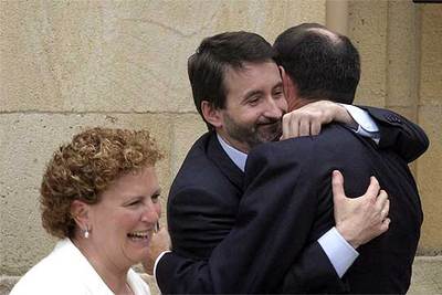El líder del PNV, Josu Jon Imaz, en el centro, abraza al  lehendakari  Ibarretxe en presencia de la presidenta de EA, Begoña Errazti.