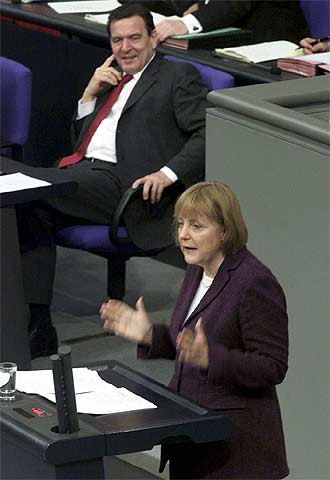 Gerhard Schröder sigue una intervención de Angela Merkel en noviembre.