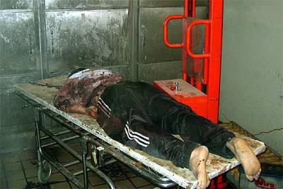 El cadáver de un policía iraquí asesinado por insurgentes yace en el depósito de un hospital en Ramadi.