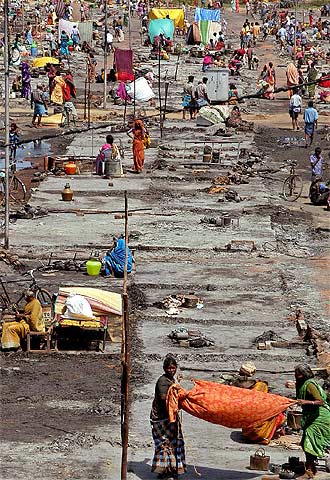 Supervivientes del  tsunami  en la población india de Madrás el pasado miércoles.