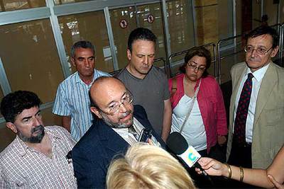 El diputado de IU Ignacio García hace ayer unas declaraciones tras volver a Las Palmas.