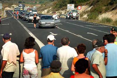 Barrera de vecinos cortando el tráfico en la carretera entre Gandia y L'Olleria a la altura del cruce de Beniatjar y La Pobla del Duc, ayer tarde.