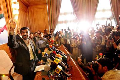 Mahmud Ahmadineyad saluda a los periodistas en su primera conferencia de prensa como presidente electo de Irán.