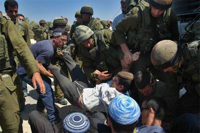 Militares israelíes desalojan a colonos que pretendían impedir la demolición de antiguas viviendas judías en Gaza.