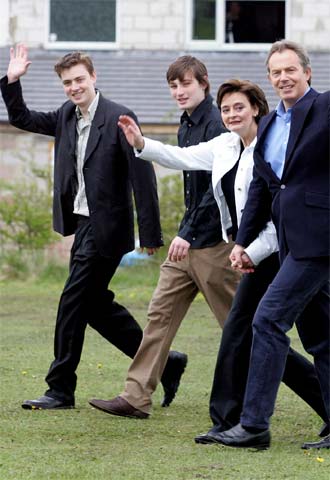 Euan Blair (izquierda), con sus padres y su hermano, el pasado mayo.