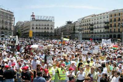 La manifestación contra la pobreza y por el cumplimiento de los Objetivos del Milenio, al culminar en la Puerta del Sol.