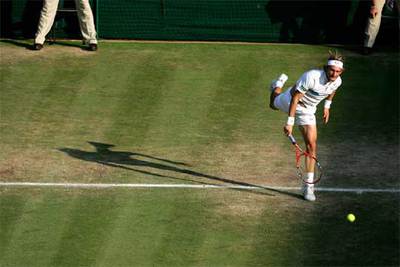 Juan Carlos Ferrero, en un servicio durante su partido contra Fereder.