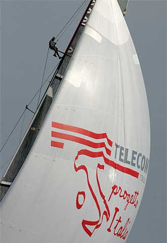 Francesco Bruni, en el mástil del  Luna Rossa  durante una regata.