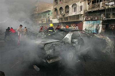 Bomberos iraquíes sofocan el incendio provocado por la explosión de un coche bomba el lunes en Bagdad.