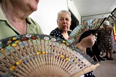 Unas mujeres hacen frente al calor en la residencia de ancianos Siracusa, de Barcelona.