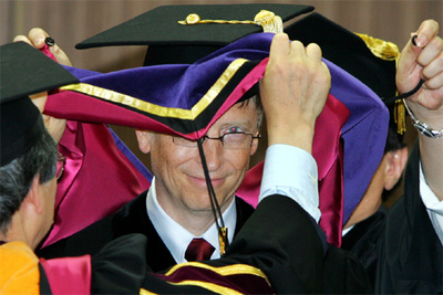 Otro birrete para Gates