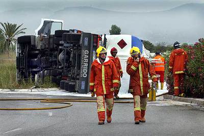 Vuelca en Massalfassar un camión cargado de gasolina y gasóleo