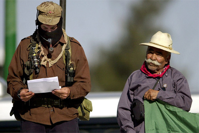 El  subcomandante  Marcos (izquierda), durante un discurso en Ciudad de México.