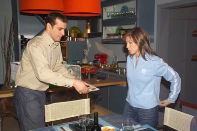 Luis Merlo (Mauri) y Eva Isanta (Bea), en una escena de la serie de Antena 3  Aquí no hay quien viva.  