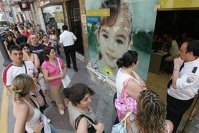 Decenas de personas hacían cola ayer ante las oficinas donde la empresa promotora del plan de Rabassa informa sobre VPO.