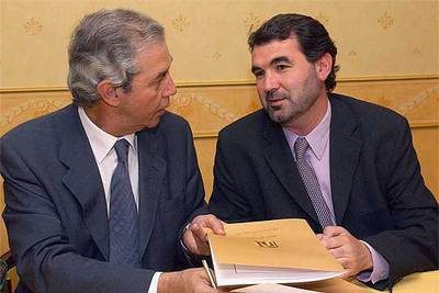 Emilio Pérez Touriño (izquierda) y Anxo Quintana, en la firma del pacto municipal del PSdeG y el BNG en 2003.